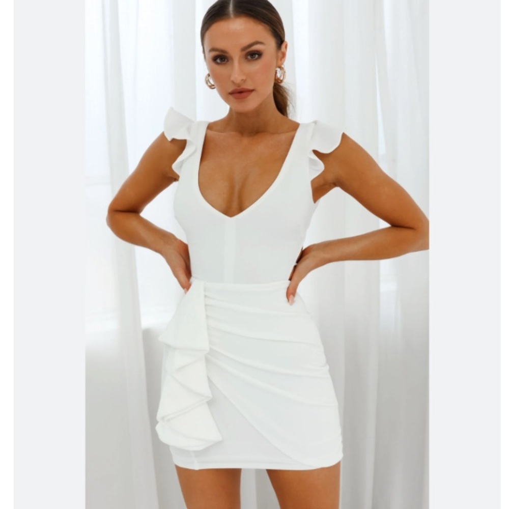 Selfie Leslie SEANNA CASCADING RUFFLE FEATURE STRAPPY BACK DRESS WHITE